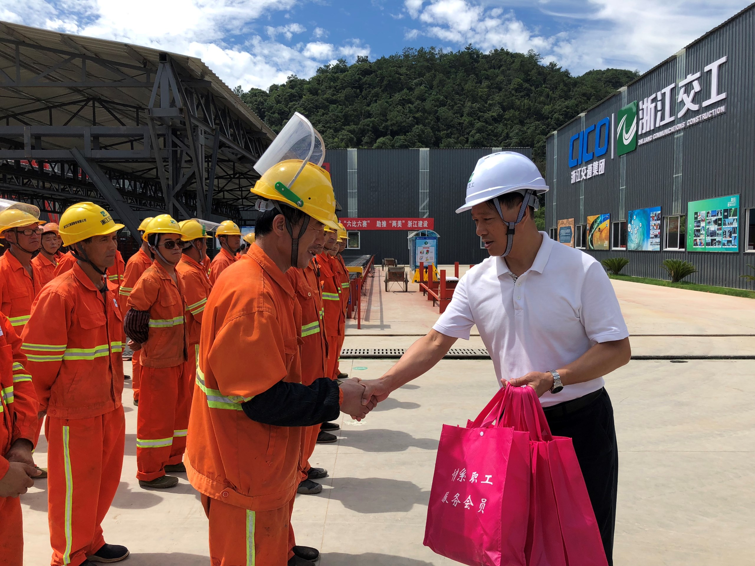 縣總工會主席李賢富慰問一線工人.JPG