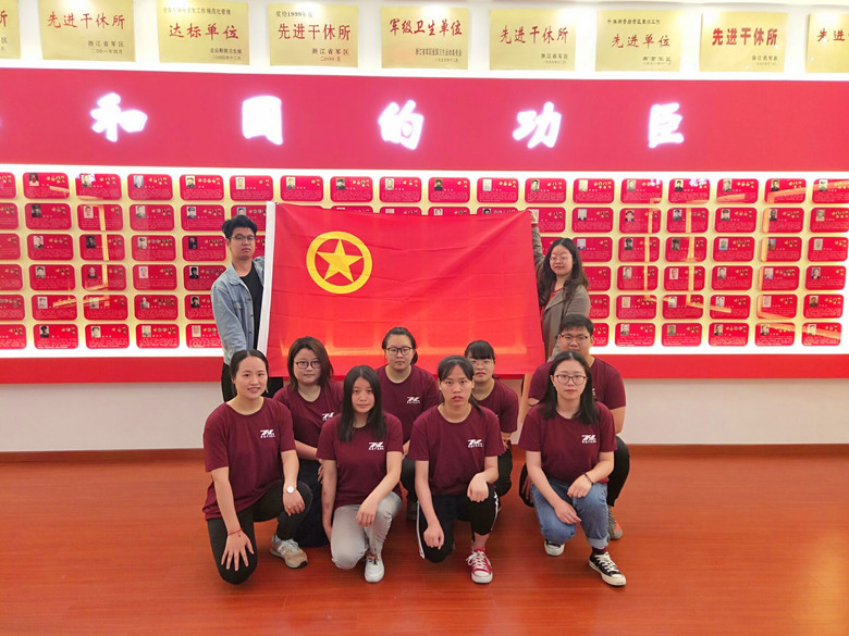 團旗下合影_副本.jpg