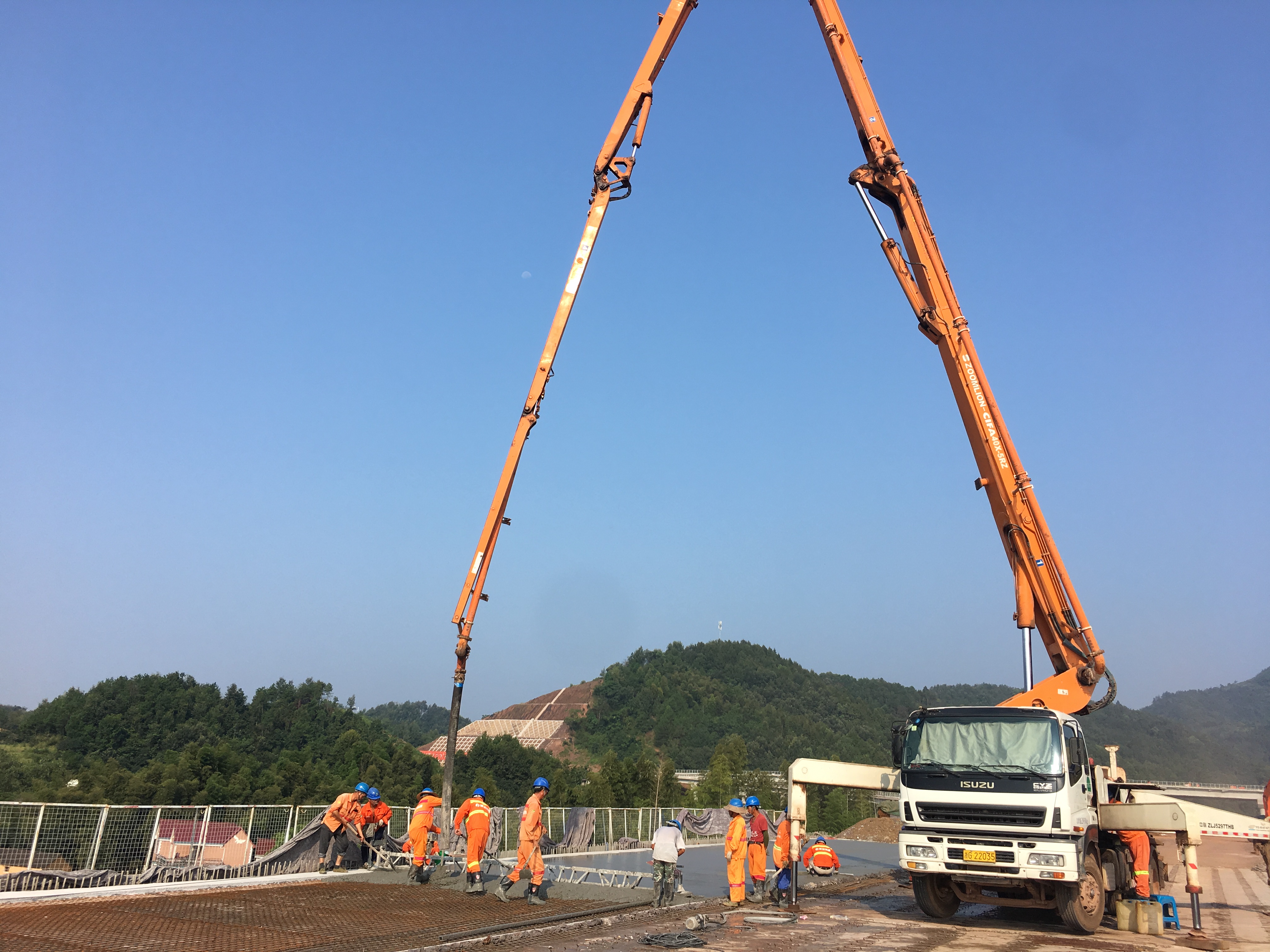 建金TJ3標 2019.8.21 戴勇濤《建金3標王包突2號橋首聯(lián)橋面鋪裝順利完成》2.png
