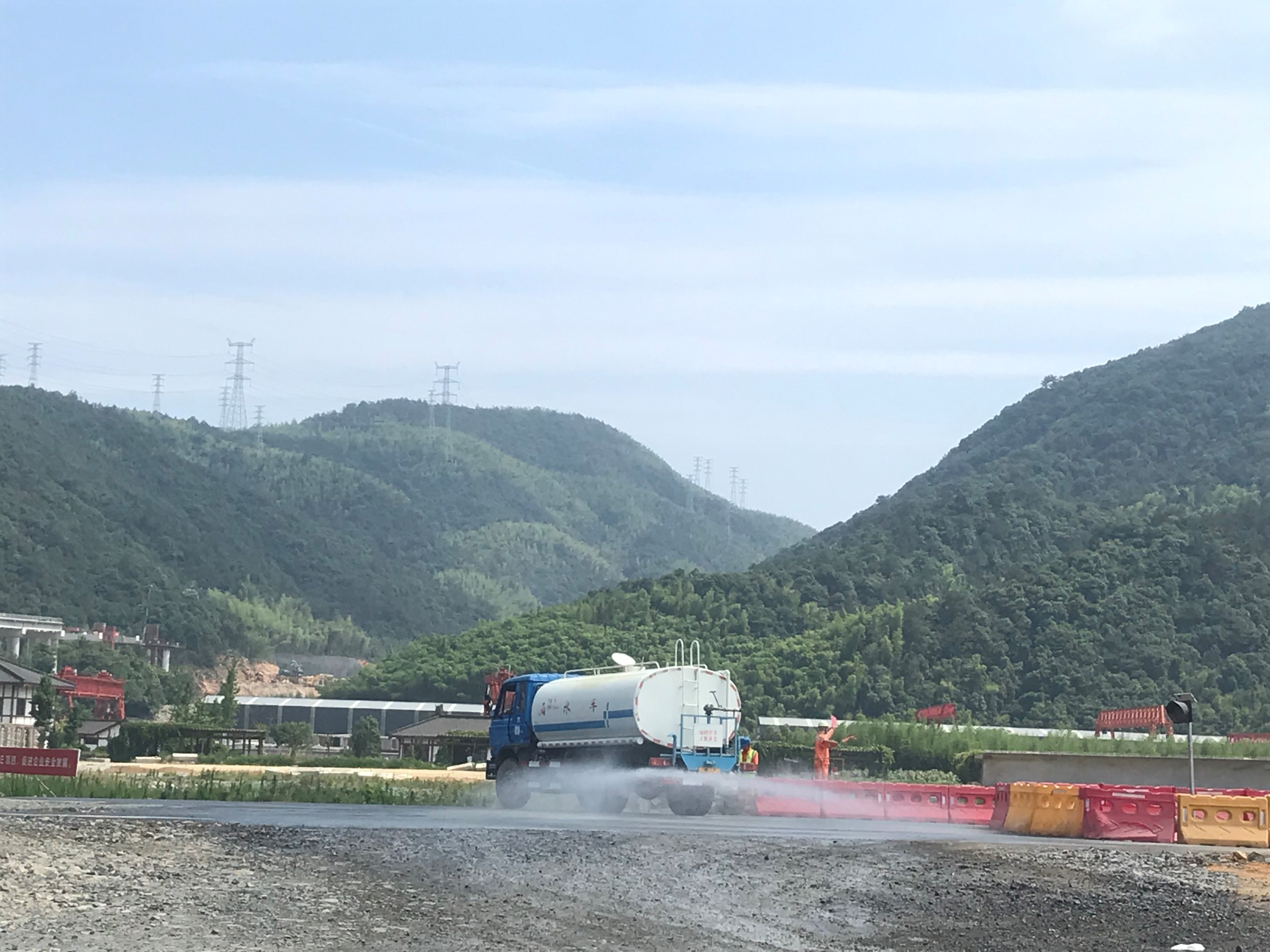 ab7a9a4a61c64d73271c609d7c09dba0.jpg 2019.6.11兩小時的拍攝,以“四不兩直”的方式,湖州市環保局隨機記錄我項目綠色施工最實一面1.jpg