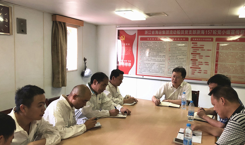 陳金總經理浙海157高溫慰問1副本_副本.jpg