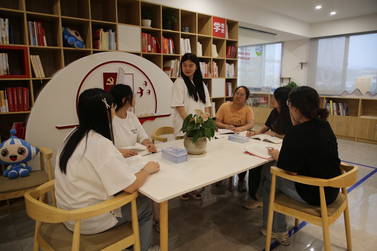 交投礦女職工閱讀.jpg