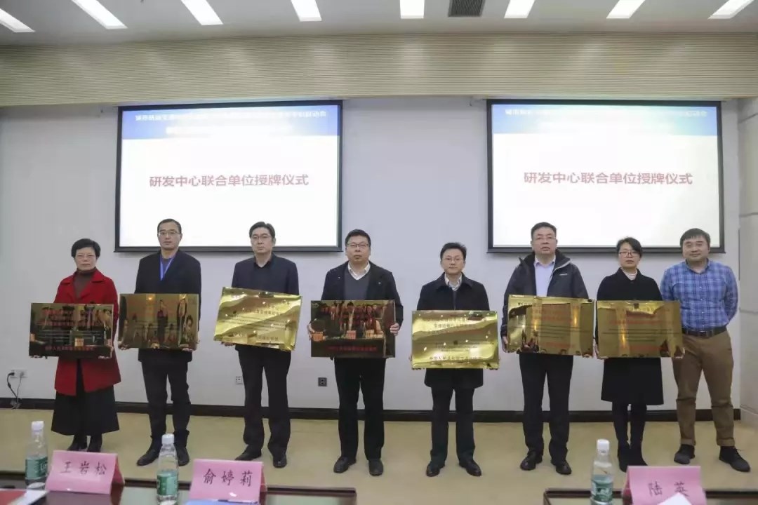 王總授牌1.webp.jpg