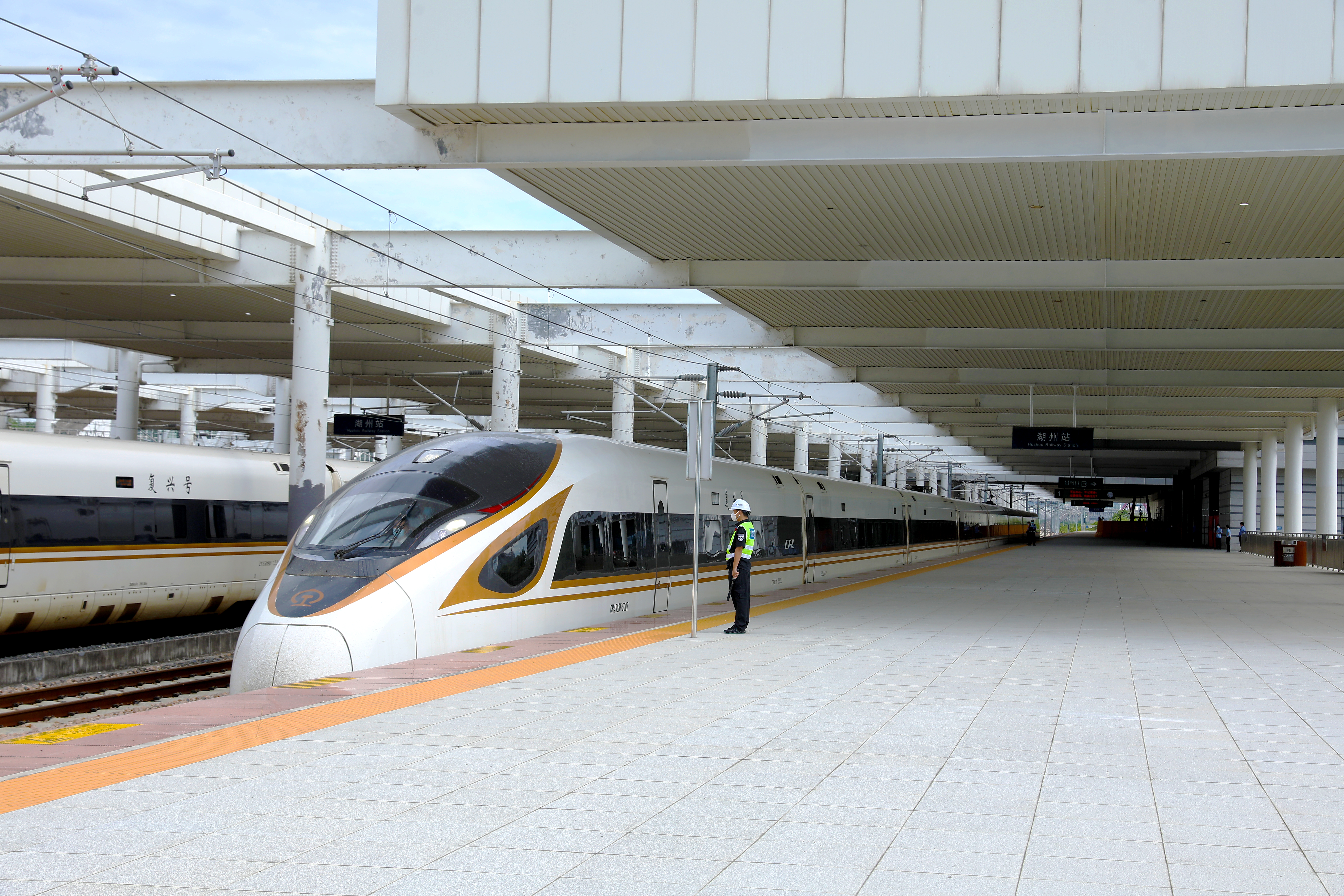 列車從湖州站始發(fā)1 作者：馬亮.jpg