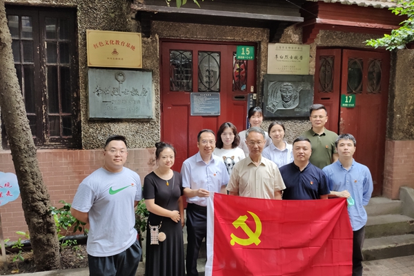 7.2_上海長風(fēng)項目黨支部開展“迎七一”行走的黨課活動.jpg
