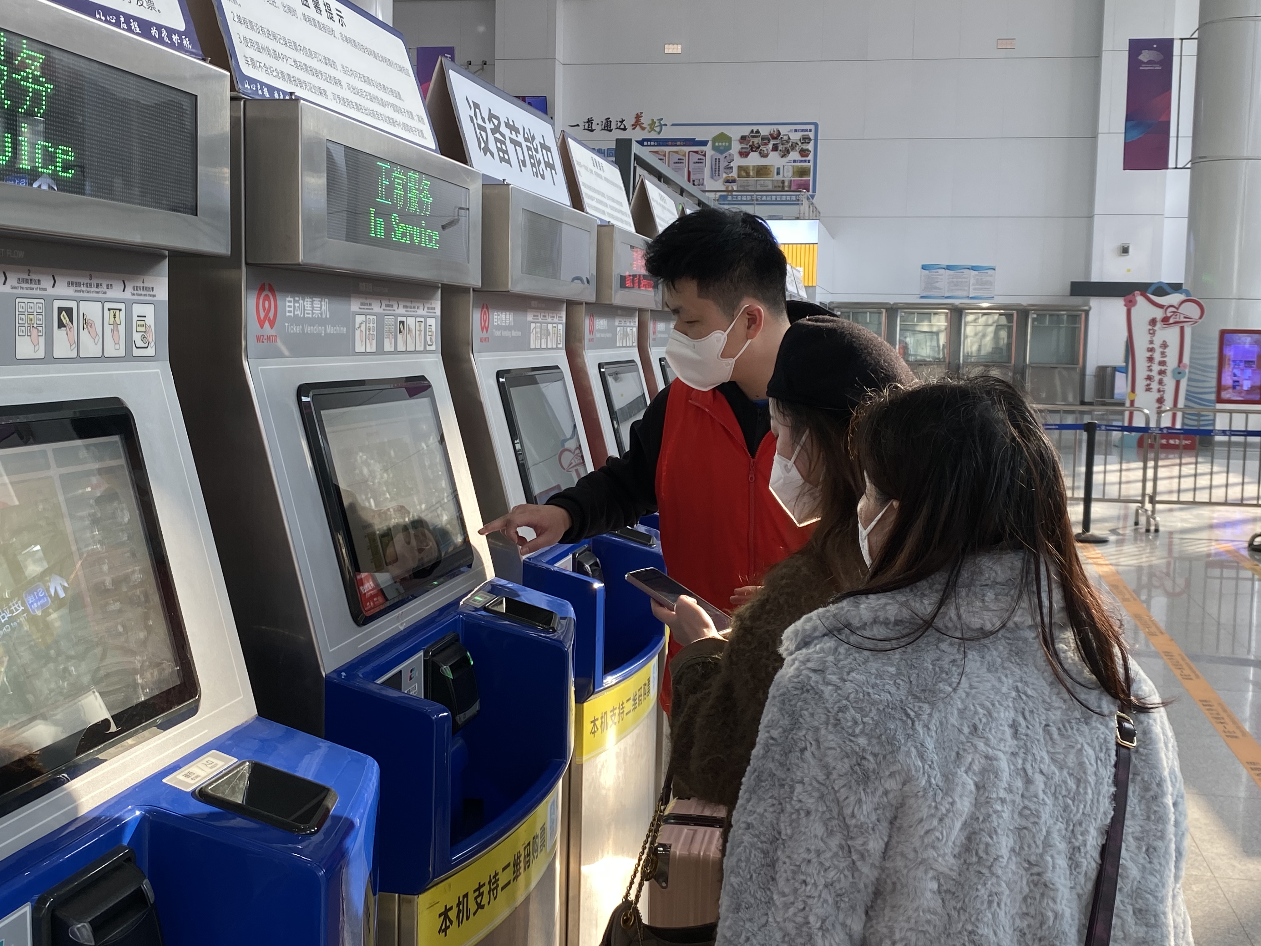 站務人員引導乘客買票2 攝影：林夕榆.jpg