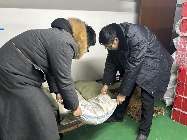 浙江大酒店工作人員對酒店抗冰雪物資進行清點(1).jpg