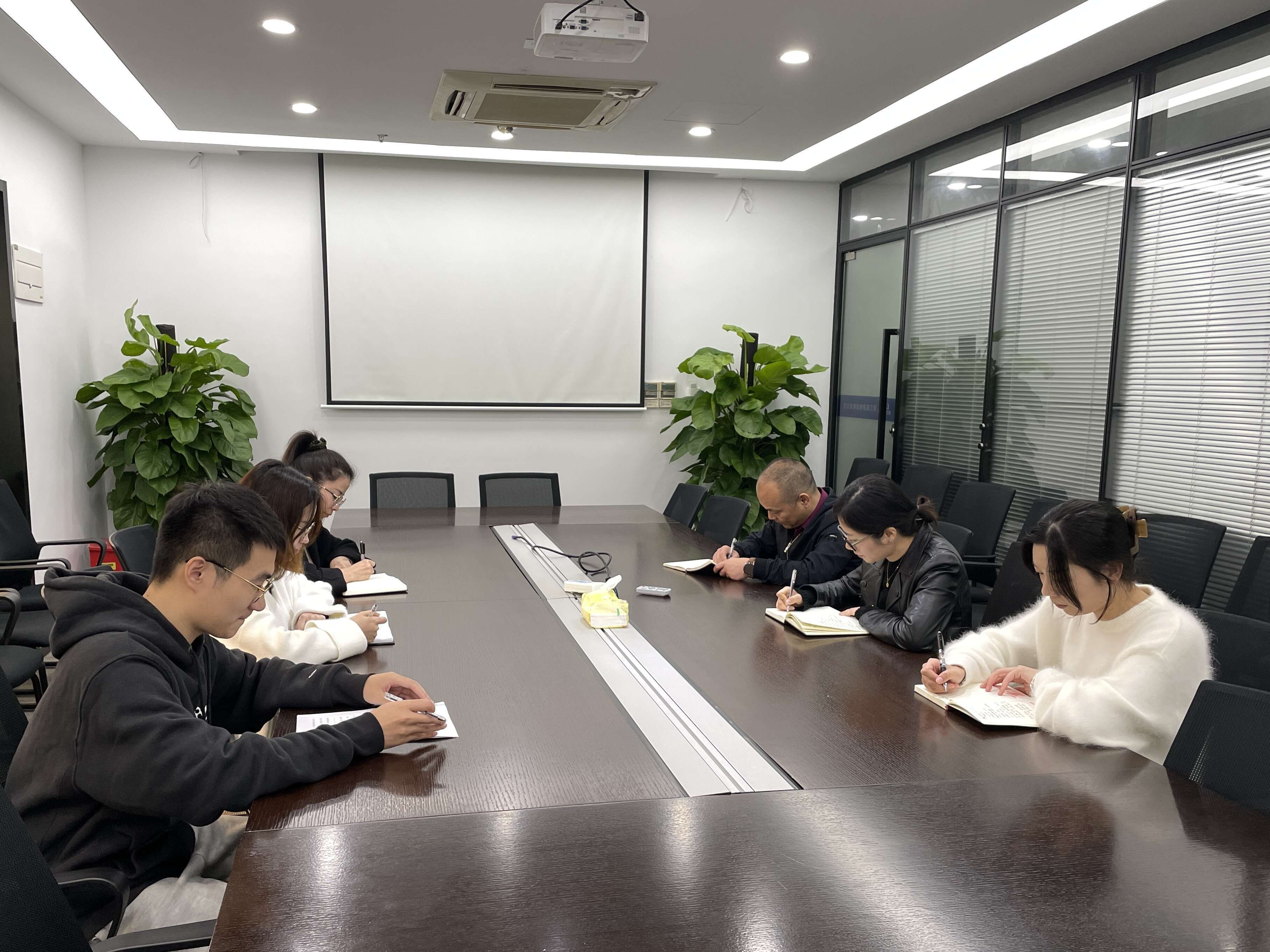招標(biāo)代理咨詢公司黨支部學(xué)習(xí)十九屆六中全會(huì)精神.jpg