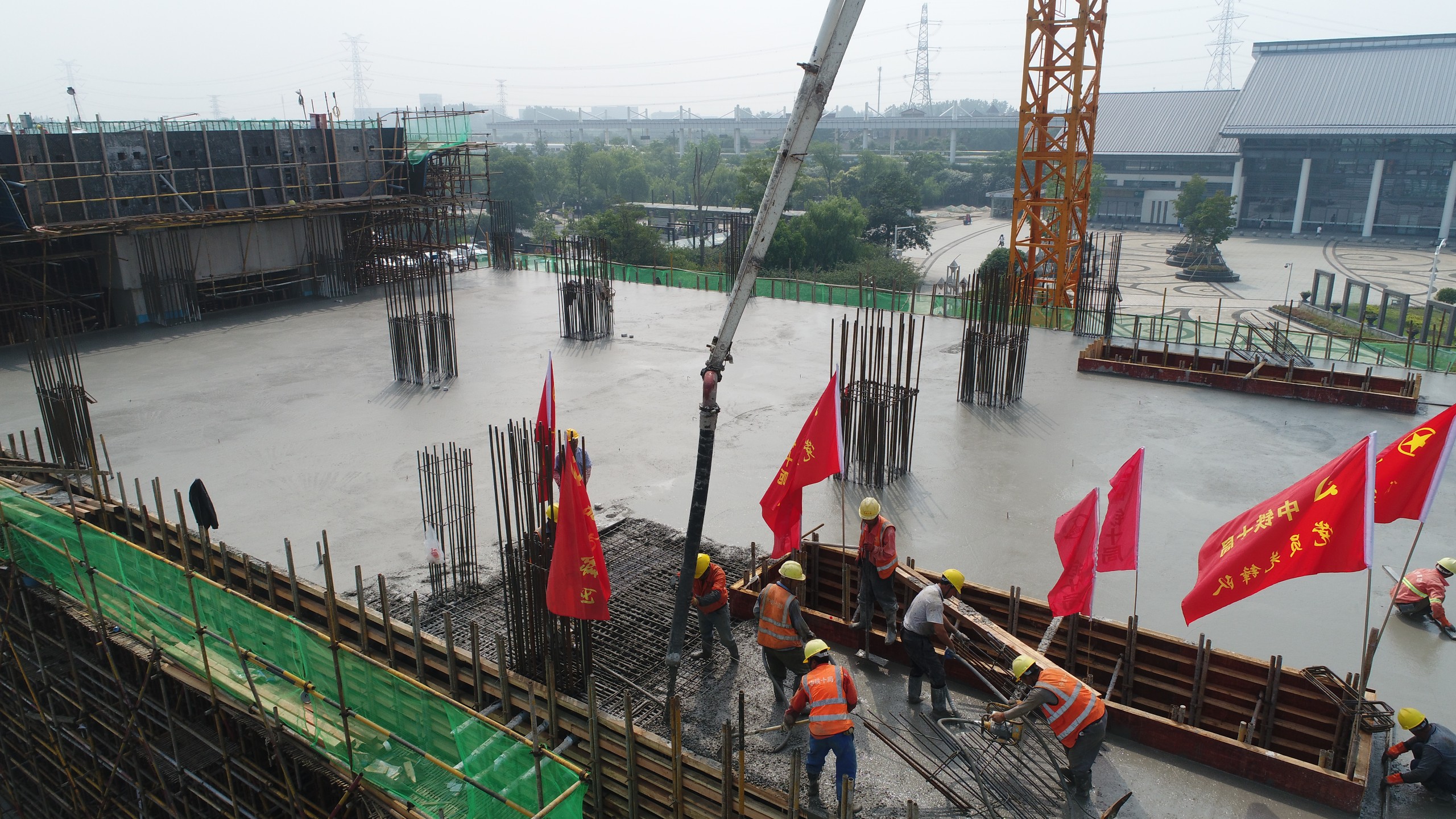 杭海三標(biāo)項(xiàng)目部打響杭海城鐵車站主體施工第一炮.jpg